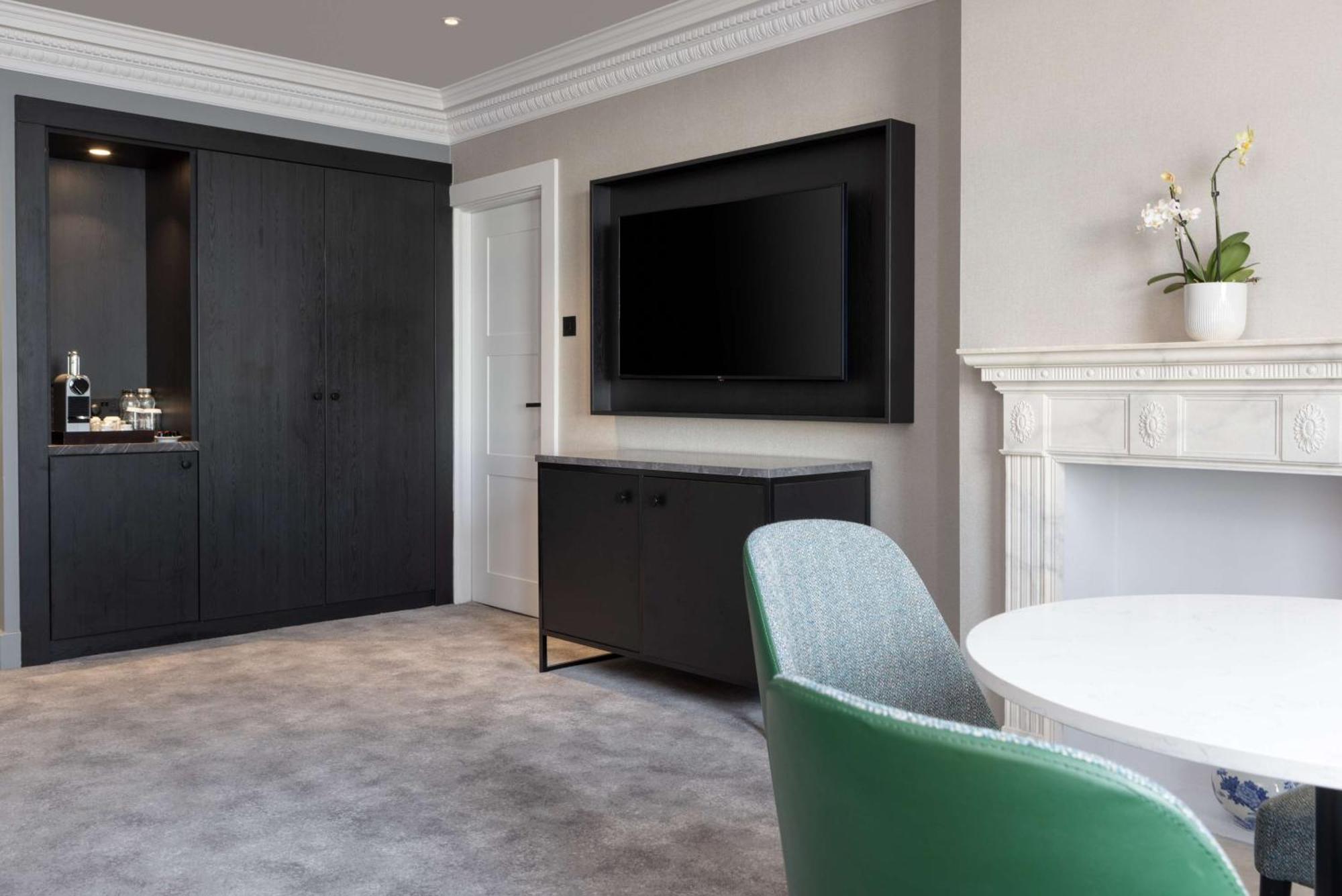 One-Bedroom King Suite Sea View
