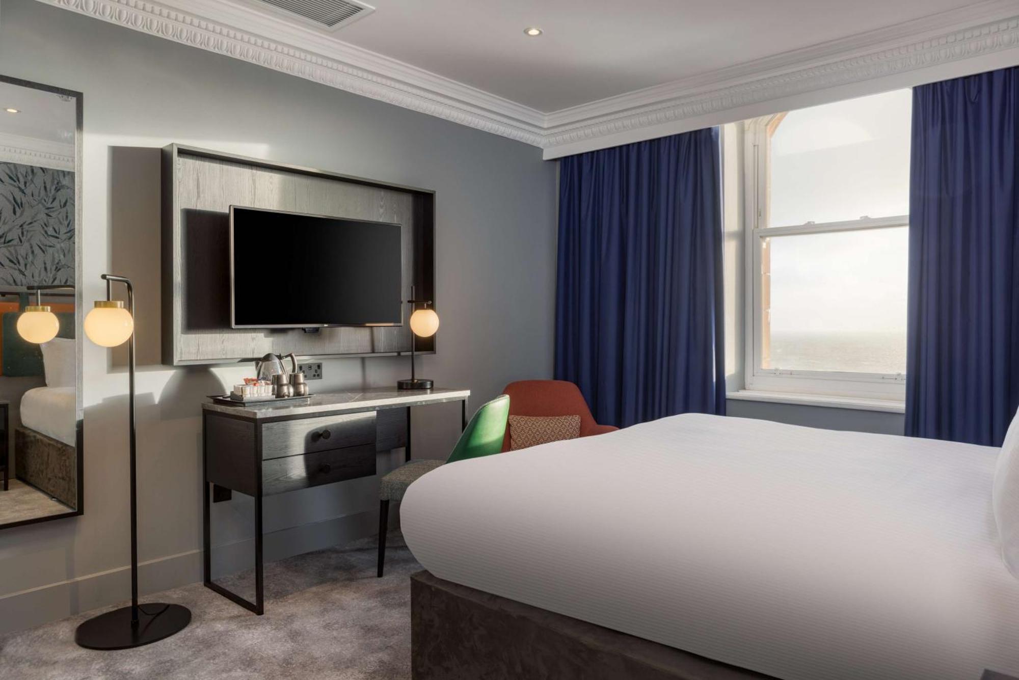 One-Bedroom King Suite Sea View